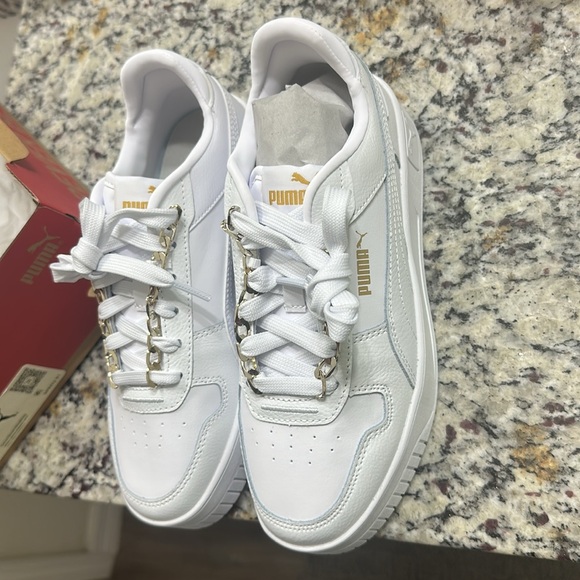 Puma white sneakers women’s size 7 new in box - Picture 2 of 11